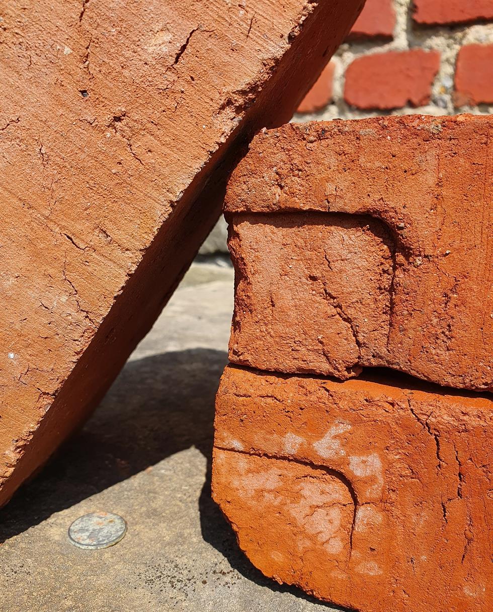 Ziegel aus traditionellem Kohlebrand – Natürlich gut 